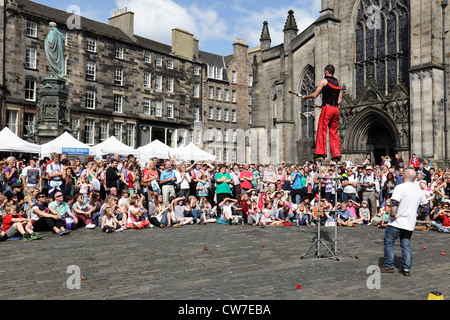 Spettatori che guardano uno spettacolo di strada all'Edinburgh Festival Fringe, West Parliament Square, Scotland, UK Foto Stock