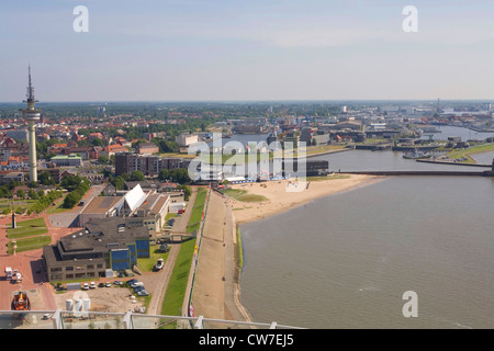 Vista dalla Atlantic Hotel Sail City presso il porto di pesca e la torre della televisione, la Germania, la Freie Hansestadt Bremen, Bremerhaven Foto Stock