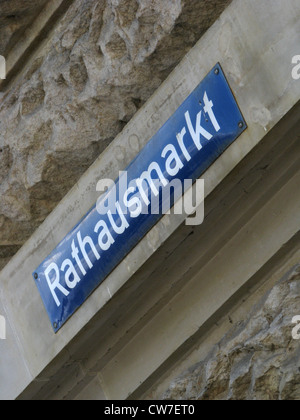 Strada segno Rathausmarkt in corrispondenza della parete del municipio di Amburgo, Germania, Amburgo Foto Stock