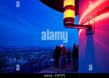 Visitatori sulla piattaforma di osservazione della torre della televisione Florian, in Germania, in Renania settentrionale-Vestfalia, la zona della Ruhr, Dortmund Foto Stock