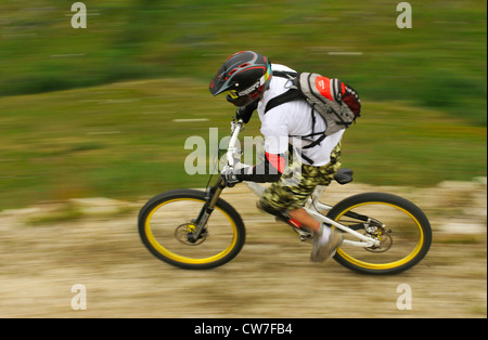 Ragazza del mountainbike in montagna, Francia Foto Stock