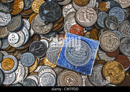 Di vecchie monete di diverse nazionalità, da periodi diversi Foto Stock