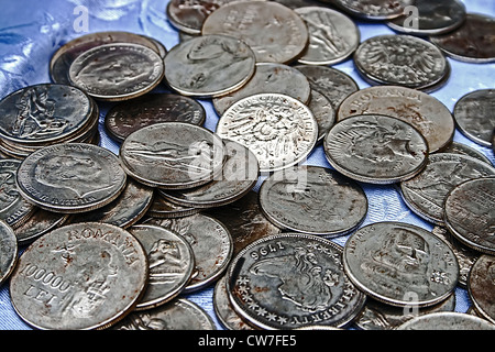 Di vecchie monete di diverse nazionalità, da periodi diversi Foto Stock