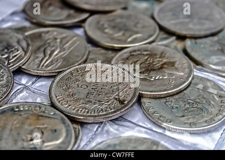 Di vecchie monete di diverse nazionalità, da periodi diversi Foto Stock