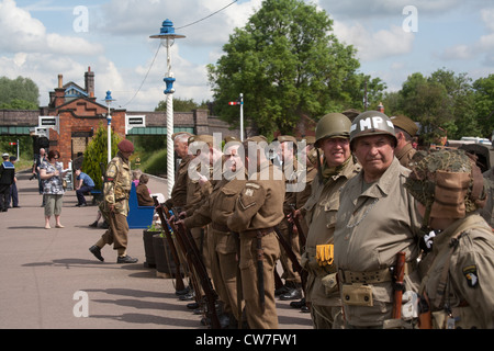 Ri-enactor riproduzione 1940's soldato americano con altri su parade Foto Stock