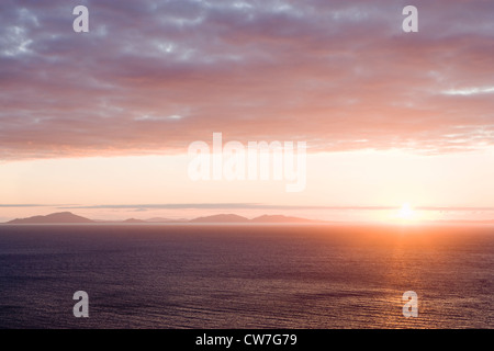 Tramonto sulla Outer Hebrides (North Uist), da Skye, Scozia,UK. Foto Stock