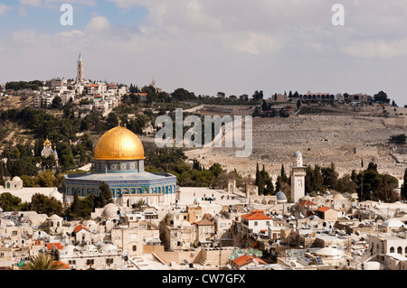 Cupola della roccia nella città vecchia, il monte degli Ulivi in background, Israele, Gerusalemme Foto Stock