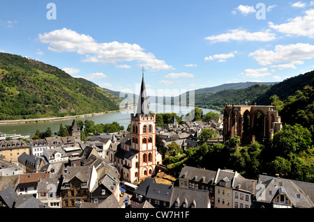 Vista sulla città con San Pietro e la rovina di Wernerkapelle, in Germania, in Renania Palatinato, Oberes Mittelrheintal, Bacharach Foto Stock