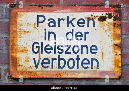 Nessun segno di parcheggio su una linea ferroviaria wasteland 'Parken in der Gleiszone verboten', in Germania, in Renania settentrionale-Vestfalia, Colonia Foto Stock