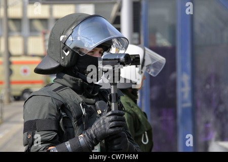 Poliziotto riprese di operazione di polizia a NPD deployment con videocamera, GERMANIA Baden-Wuerttemberg Foto Stock
