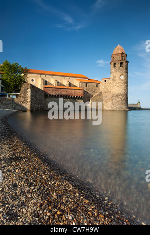 Sera La luce del sole su Eglise Notre Dame des Anges Chiesa, Collioure, Languedoc-Roussillon, Francia Foto Stock