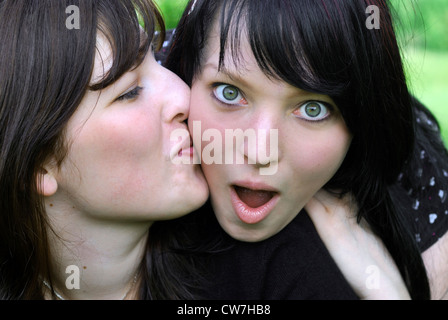 Ritratto di due amiche, uno baciare gli altri Foto Stock