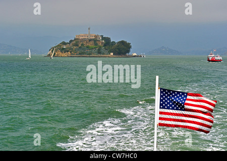 Carcere sull isola di Alcatraz e la bandiera americana, Stati Uniti, California, Isola di Alcatraz a San Francisco Foto Stock