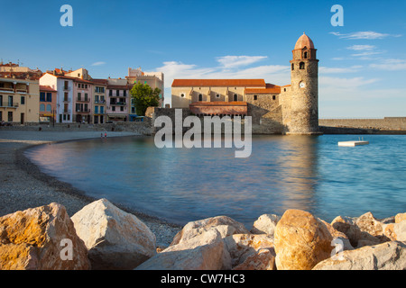 Sera La luce del sole su Eglise Notre Dame des Anges Chiesa, Collioure, Languedoc-Roussillon, Francia Foto Stock