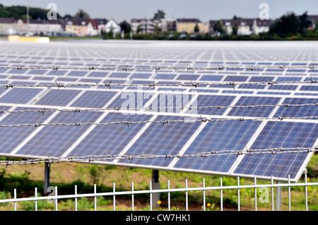 Grande spazio aperto potenza fotovoltaico impianto in Renania settentrionale-Vestfalia per questo giorno in Troisdorf-Oberlar, in Germania, in Renania settentrionale-Vestfalia, Troisdorf Foto Stock