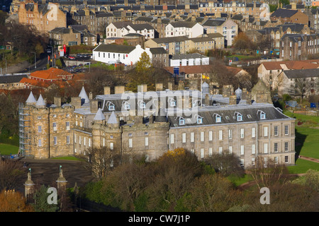 Vista su Holyrood Palace e al centro di Edimburgo da Salisbury Crags, Regno Unito, Scozia, Edimburgo Foto Stock