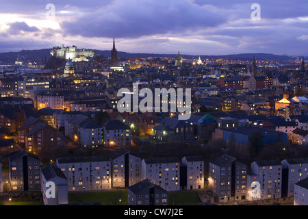 Vista sul centro di Edimburgo al crepuscolo, Regno Unito, Scozia, Edimburgo Foto Stock