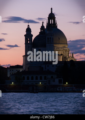 Una serata shot della parte esterna di Santa Maria della Salute attraverso il Grand Canal Foto Stock