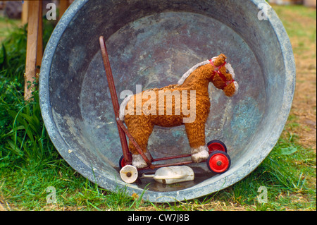 Hobby cavallo in una ciotola a fleamarket, Germania Foto Stock