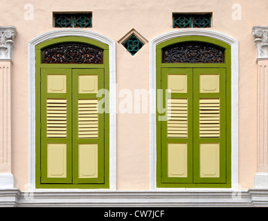 Decorative colorate art deco windows, Singapore Foto Stock