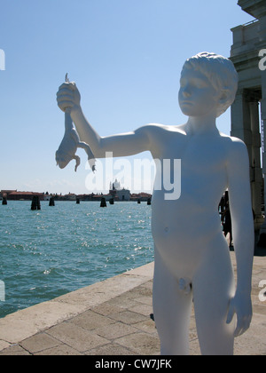 Ragazzo con statua rana situato in corrispondenza della punta della Punta della Dogana Foto Stock