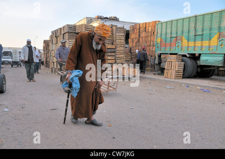 Il vecchio uomo sul luogo di mercato, Marocco, Inezgane Foto Stock