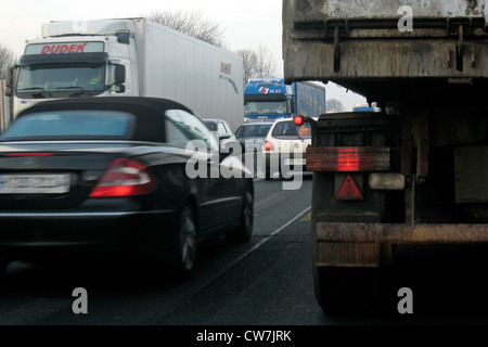 Ingorgo sull autostrada A40 , in Germania, in Renania settentrionale-Vestfalia, la zona della Ruhr, Essen Foto Stock