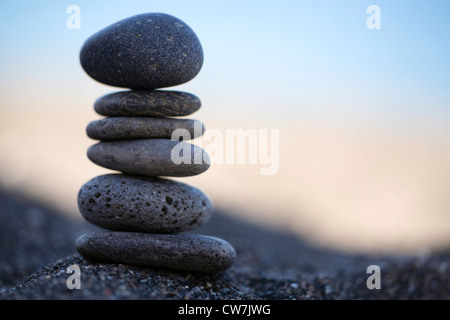 Pietre equilibrato. Pila di ciottoli vulcanici sulla riva del mare Foto Stock