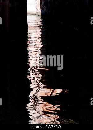 La luce riflessa nei canali di Venezia, Italia Foto Stock