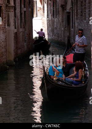 Il turista a godere di una gita in gondola su un canale di Venezia, Italia Foto Stock