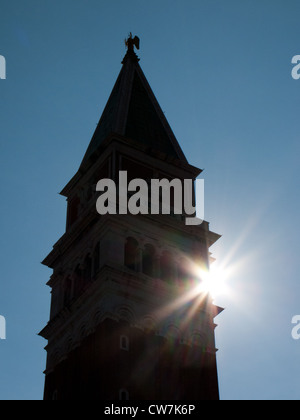 Il Campanile di San Marco retro illuminato dal sole Venezia, Italia Foto Stock