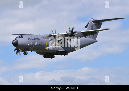 Militare Airbus A400M Atlas sulla rotta di avvicinamento per l'atterraggio a RAF Fairford Foto Stock