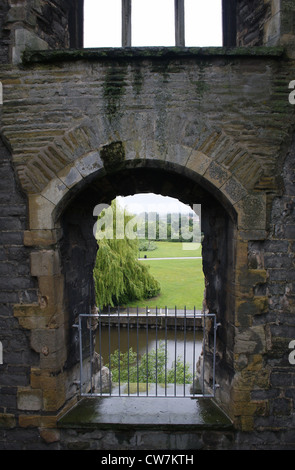 Newark Castle con il Riverside park in background Newark-on-Trent, Newark, Nottinghamshire, England, Regno Unito Foto Stock