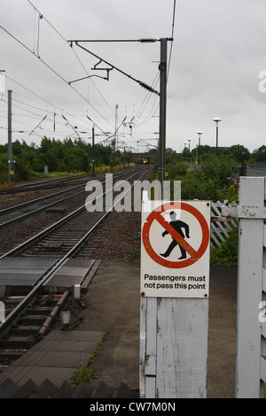 Segnale di avvertimento a Newark Northgate stazione ferroviaria Foto Stock