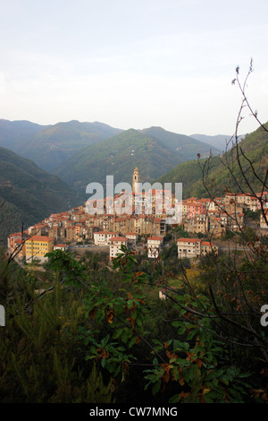 Castelvittorio è un comune in provincia di Imperia in Italia la Regione Liguria, situato a circa 120 km southwe Foto Stock