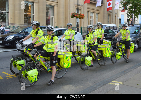 Unità di risposta ciclo St John ambulanza pronto soccorso soccorritori medici volontari su biciclette che indossano abiti ad alta visibilità in viaggio verso Londra evento Inghilterra Foto Stock