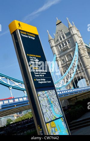 Leggibili strade wayfinding segno e mappa locale sul lato sud del fiume Tamigi a Southwark accanto il Tower Bridge di Londra Inghilterra REGNO UNITO Foto Stock