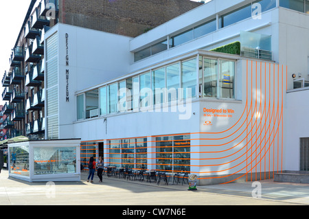 Il Design Museum di Londra, ospitato nel vecchio magazzino di banane, ha fondato Sir Terence Conran accanto al fiume Tamigi, tavoli e sedie all'aperto, Butlers Wharf Inghilterra, Regno Unito Foto Stock