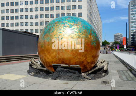 Un'idea fantasiosa per incoraggiare l'interesse e l'entusiasmo del pubblico alle Olimpiadi del 2012 con un colpo di grandi dimensioni, ha messo la scultura sul marciapiede a South Bank, Londra, Inghilterra, Regno Unito Foto Stock