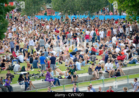 La folla di persone al parco sul fiume Potters Fields Southwark aspetta Per visualizzare la copertura tv esterna su grande schermo di Londra 2012 Evento sportivo olimpico Inghilterra Regno Unito Foto Stock