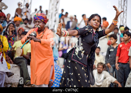 Kalbeiiya gypsy effettuando in corrispondenza di Pushkar Foto Stock