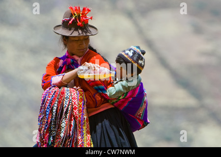 Madre peruviana e bambino Foto Stock