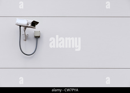 Foto di una protezione CCTV telecamera sul muro di un edificio con copia spazio per il testo. Foto Stock