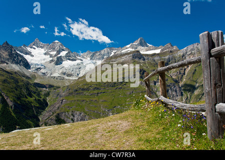 Vista panoramica in estate delle alpi svizzere come visto da Sunnegga, Zermatt, Vallese, Svizzera Foto Stock