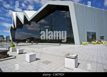 Nuova costruzione Riverside Museum sul fiume Clyde a Glasgow con mostre che ritraggono la Scozia la storia dei trasporti e viaggi Foto Stock