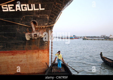 Una grande nave e barche sul Fiume Karnaphuli Sadarghat nell area del porto di Chittagong, Bangladesh. Foto Stock