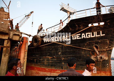 Scaricamento di una grande nave sul fiume Karnaphuli Sadarghat nell area del porto di Chittagong, Bangladesh. Foto Stock