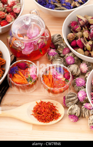 Naturali a base di erbe floreali di infusione del tè con fiori secchi ingredienti Foto Stock