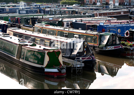 Narrowboats ormeggiata in Braunston Marina, Northamptonshire, Regno Unito Foto Stock