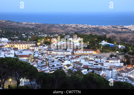 Bianco villaggio andaluso Mijas Pueblo al crepuscolo. Costa del Sol, Spagna Foto Stock